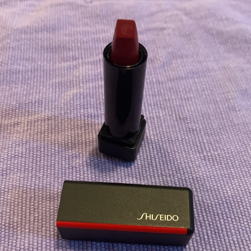 Shiseido red lipstick